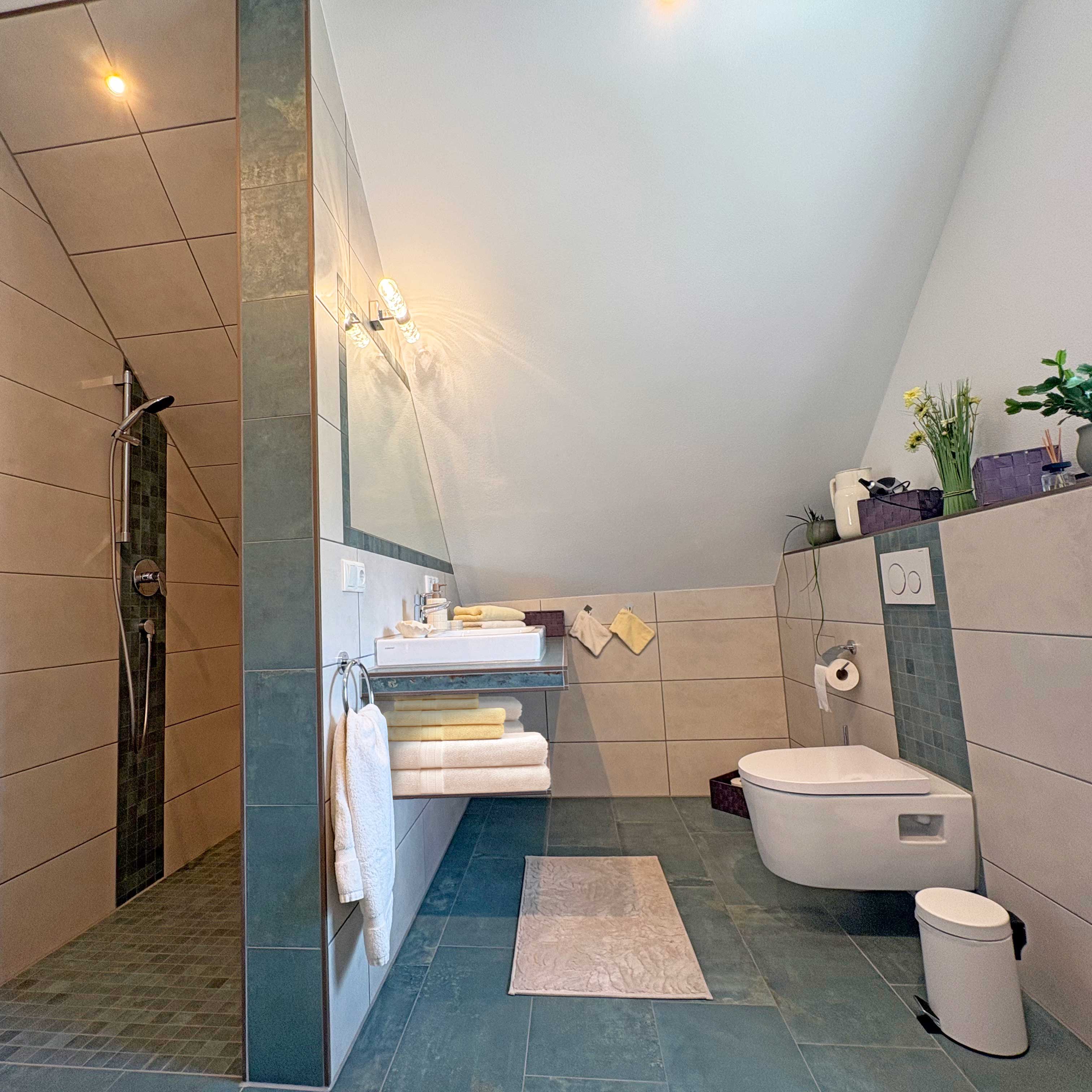 Bad - Spiegel, Toilette, Handt�cher